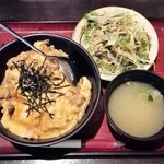 六味膳食 - 親子丼650円＋サラダセット80円