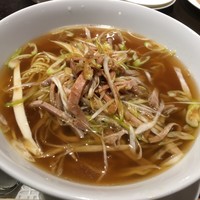 チャイニーズ キュイジーヌ ラ・ヴート - 叉焼葱入りつゆそばアップ