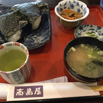 高島屋 - 「おにぎり定食」600円
味噌汁は豆腐とワカメ
小鉢は切り干し大根と人参の煮物