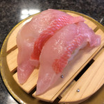 伊豆の回転寿司 花まる銀彩 - 「金目鯛」580円