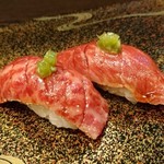 No.29 - 左:カメノコの炙り握り    右:シンシンの炙り握り