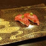 No.29 - 左:カメノコの炙り握り    右:シンシンの炙り握り