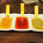 赤い壺 - 三種類の辛みソース