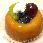 パテスリーアンドベーカリープチラパン - フルーツサバラン　246円