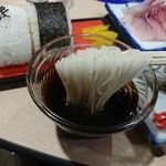 唐船峡 そうめん流し - 同店オリジナルという、少し甘口の麺つゆに漬けて……。