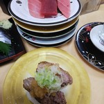 岬水産 - 本マグロ3点（800円）と炙りほほ肉（350円）