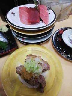 Misakisuisan - 本マグロ3点（800円）と炙りほほ肉（350円）