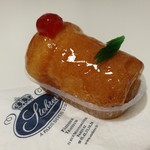 Patisserie Stohrer - ふんわりブリオッシュ生地に驚くほどヒタヒタにラム酒シロップをしみ込ませた、Baba au Rhum（ババ・オ・ラム）