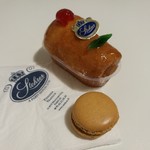 Patisserie Stohrer - Baba au Rhum（ババ・オ・ラム）4.9ユーロ、塩キャラメルマカロン1.5ユーロ