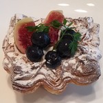 ルメルシエ - パイ生地にイチジクとブルーベリー(クリーム入り)