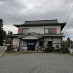 天杉 - 駐車場から店舗を望む