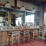 天杉 - 大きな厨房を望むカウンター席　椅子も年季が入っています