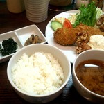 俵コロッケ四ツ谷さくらい - 【サーモンフライ定食￥890(税込)】　ごはん・キャベツ・しじみ汁は食べ放題!!