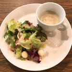 +cafe - ラフランスのドレッシングのグリーンサラダ、カリフラワーのスープ（ユロカフェ）