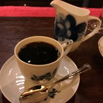 カフェ・アンセーニュ・ダングル - 一時置いて馴染ませたブレンド クリームポットは大倉陶園のブルーローズ