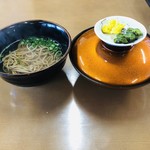 お食事処 丸徳 - カツ丼の蓋に漬物