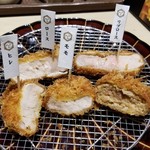 とんかつ 一頭揚げ 亀かわ - 亀かわ一頭揚げ定食（全５種盛り）半分食べた図