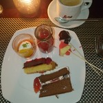 ロビーラウンジ 「マーブルラウンジ」 - ビンの中身はビーツって言う野菜のドリンク
      これが美味しくて、友達は5杯も飲んでました(^o^)