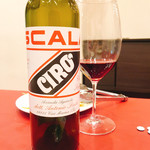 トラットリア ジュリエーゼ ダ エンメ - カラブリア州の赤ワイン・チロ（エチケットがすごいイタリアっぽい）