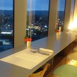 カフェ ステラ・マリス - 夜景。　和歌山市内の夜です。　ロマンチックなカウンター席です。