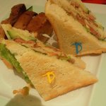 カフェ ステラ・マリス - ボリューミーなサンドイッチ。分厚いベーコンやチキン入り。　　800円。　ふつう、これだけで、お腹いっぱいになるはずです。