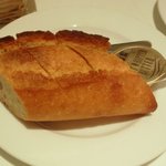 カフェ ステラ・マリス - マジ？？　激ウマのパン。　　オテル・ド・ヨシノのパティシエルームで焼いた自家製。　無漂白の小麦のようです。　お代わりは自由です。