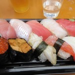 Kakujougyorui - 雲丹やイクラを初め南蛮海老等新潟の新鮮な魚貝を使ったお寿司の１０貫セット。
                        
                        どうしてもお寿司が食べたいとリクエストした後輩も大満足です。