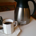 オキザリス - 銀色の容器にコーヒーが入ってます