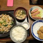 おふくろ亭 - 白ホル定食 ニンニク醤油 飯中 500円
      ハムカツ 100円
      フライ二品 100円