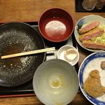 おふくろ亭 - 白ホル定食 ニンニク醤油 飯中 500円
      ハムカツ 100円
      フライ二品 100円