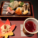 前菜 千代口、栗湯葉和えクコの実、子持ち鮎甘露煮、紅葉人参、むかご黄身松風、柿絹田巻、合鴨酒蒸し、小鯛小袖寿司、赤土占地