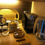 御宿 The Earth - 客室にあるコーヒーセットなど