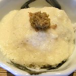 山荘 暖炉 DANRO - 麦とろ飯に、牛たんそぼろの大和煮をトッピングしていただきます