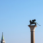 Hotel Monaco & Grand Canal - 有翼の獅子の上から海を見るカモメ