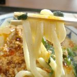 丸亀製麺 - 坦々スープをまとわせて麺をすすると、ツヤ、コシ、モチモチ感のバランスが良いうどんにゴマのコク、魚粉の旨味、ひき肉の食感、ラー油のピリ辛風味が合わさって素直にうまし！