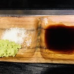 Yakiumidokoro Gokuu - ステーキ用の岩塩とワサビ。