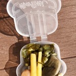 峠の釜めし本舗 おぎのや - 「峠の釜めし」(1000円)別添えのお新香