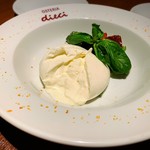 OSTERIA dieci - ブッラータとドライトマト
      中から濃厚なクリーミーチーズがたっぷり！