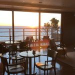 御宿 The Earth - 朝日が差し込むラウンジ