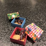 イチリン ハナレ - 小菓子はお土産に（この包みは女性スタッフさん達の手作りです）