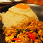 Monsoon Cafe - モンスーンセット：鶏肉のガパオ炒めご飯