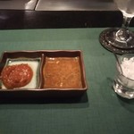 多喜 - ステーキ用。トマトソース、アーモンド入りソース、岩塩。やはり岩塩がおすすめ。