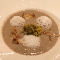 エンパイア・グリル -  “ディズニー・クリスマス”　エンパイア・グリル・ランチ　■キノコのクリームスープ　牛頬肉のラビオリ仕立てを浮かべて　４５００円　(2018/11)