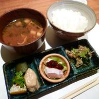 焼鳥YAMATO - 付きだし3種、赤出汁、ご飯