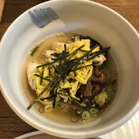 グランカフェ - ◆鹿児島名物鶏飯グランドスタイル・・ご飯は一口程度の量にしてい頂いています。 ご飯の上に「蒸し鶏」「甘く煮た椎茸」「錦糸卵」「海苔」「胡麻」等を盛り、最後にお出汁がかけられます。 お出汁の味わいもいいですし、すべて混ぜていただくと良い味わい。