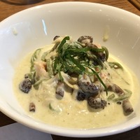 グランカフェ - ◆先輩が4名分オーダーして下さった「知覧茶パスタの蟹入りクリームソース」、お気遣いが嬉しい。 濃厚なクリームソースがお茶味のパスタによく合い好み。