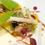 イル プレージョ - ランチコース、前菜 秋刀魚のマリネ　その肝のソース 梨・黄パプリカ・フラックスシード 炙りサンマ