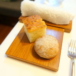 イル プレージョ - ランチコース、自家製フォカッチャ、ライ麦パン