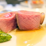 イル プレージョ - ランチコース、セコンド 仔羊のロースト　藁の香りを纏わせて サルサヴェルデ・王様椎茸とそのエキス