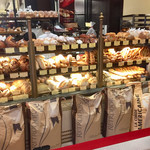 VIRON - ショーウィンドウの下には、レトロドールの小麦粉がたくさん！